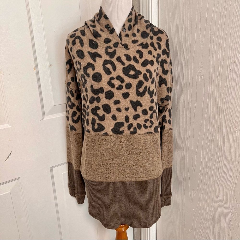 Hem & Thread Leopard Hoodie Sweater E2